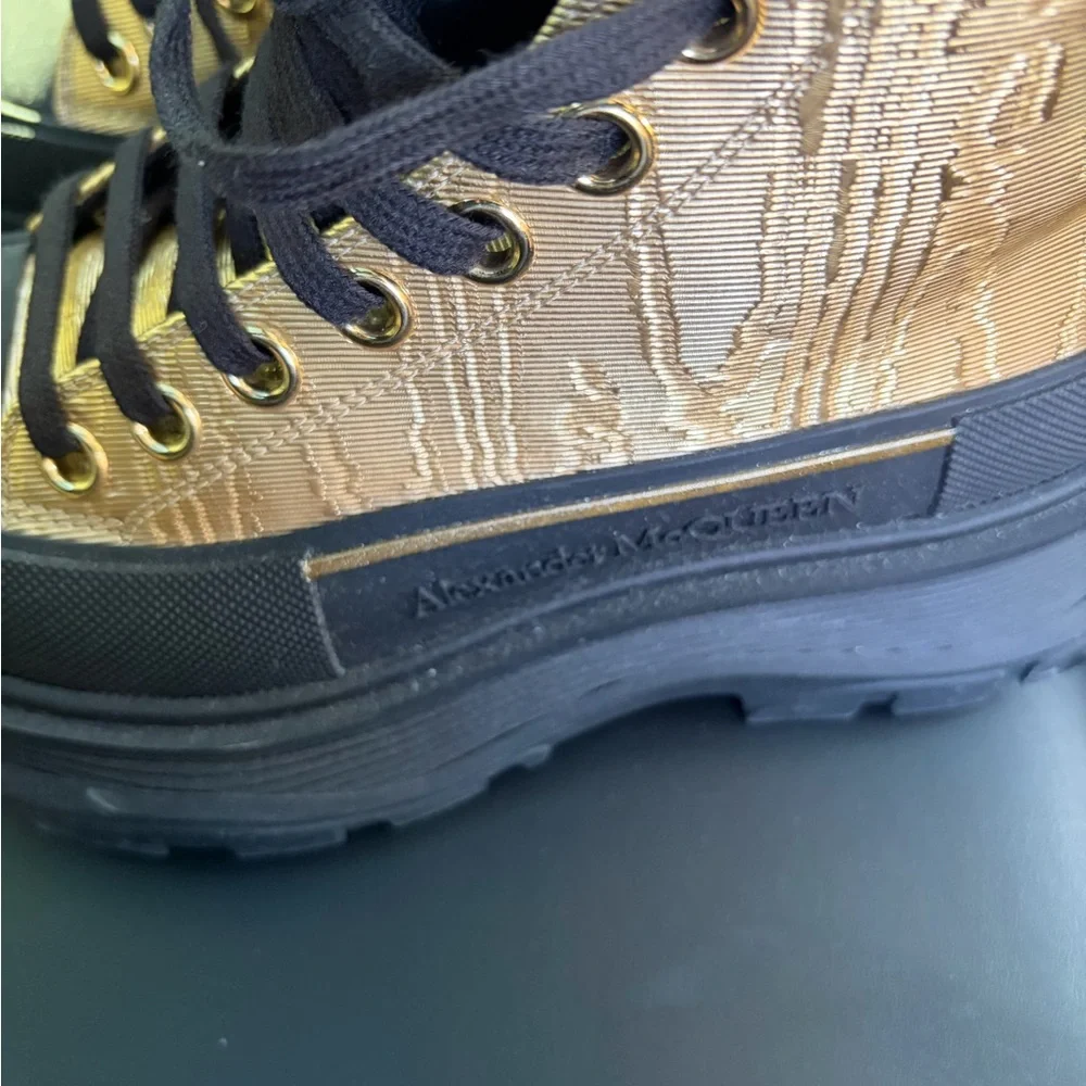 Alexander McQueen Gold and Black Textured Boots - Picture 3 of 7